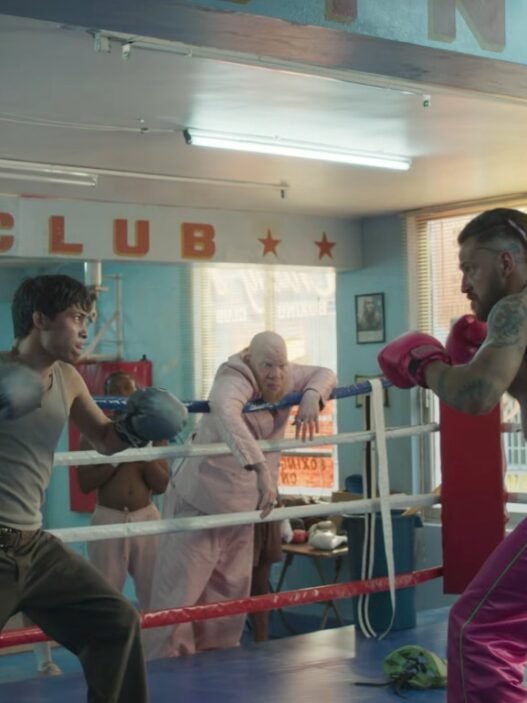 Liborio pelea en un gimnasio de boxeo de barrio mientras un grupo lo mira desde las cuerdas