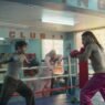 Liborio pelea en un gimnasio de boxeo de barrio mientras un grupo lo mira desde las cuerdas