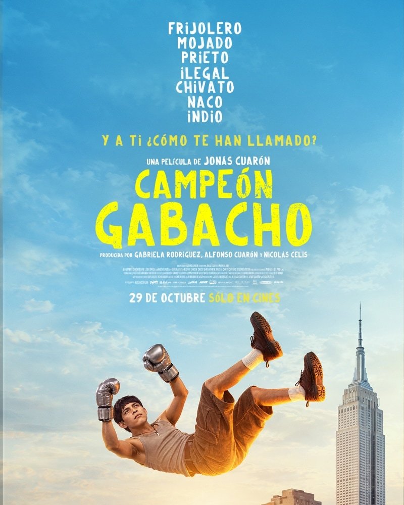 Póster de Campeón Gabacho: el protagonista con guantes de boxeo plateados cae del cielo junto al Empire State, bajo una lista de insultos contra migrantes