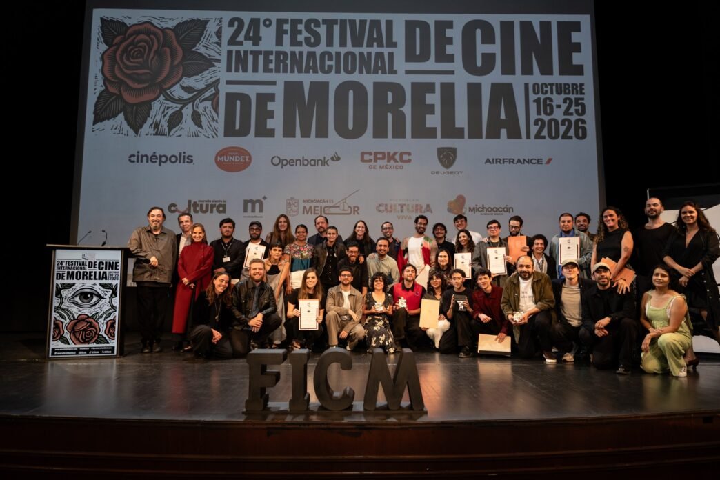 Ganadores y equipos premiados del 24º Festival Internacional de Cine de Morelia reunidos en el escenario con sus diplomas