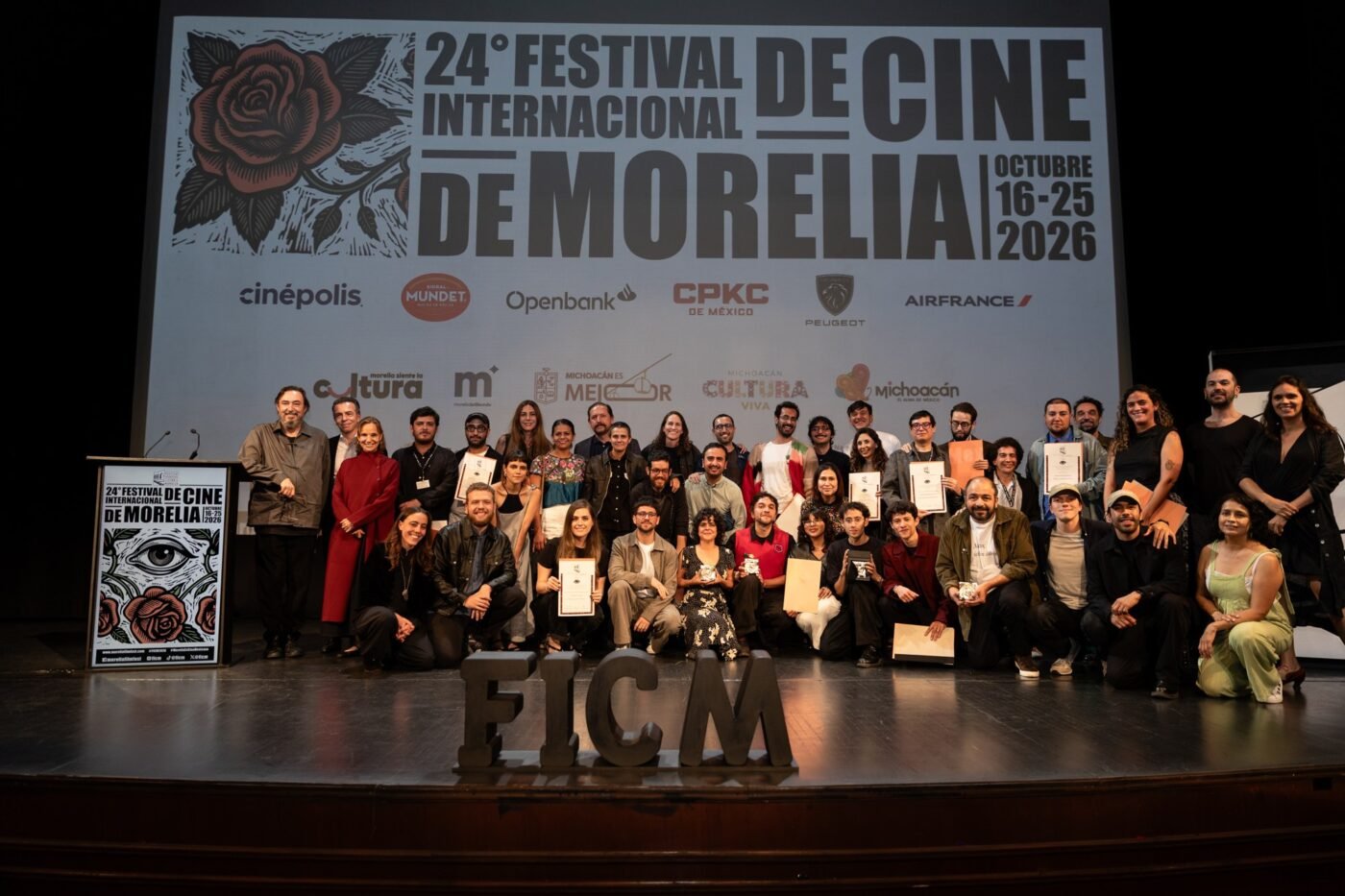 Ganadores y equipos premiados del 24º Festival Internacional de Cine de Morelia reunidos en el escenario con sus diplomas