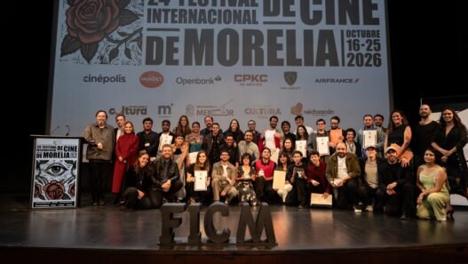 Ganadores y equipos premiados del 24º Festival Internacional de Cine de Morelia reunidos en el escenario con sus diplomas