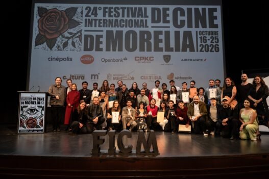 Ganadores y equipos premiados del 24º Festival Internacional de Cine de Morelia reunidos en el escenario con sus diplomas