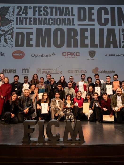 Ganadores y equipos premiados del 24º Festival Internacional de Cine de Morelia reunidos en el escenario con sus diplomas