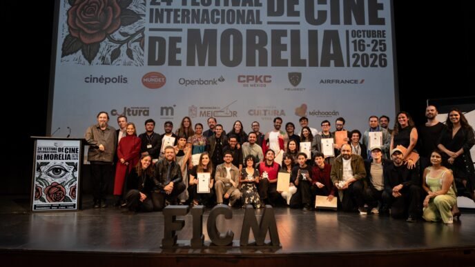 Ganadores y equipos premiados del 24º Festival Internacional de Cine de Morelia reunidos en el escenario con sus diplomas