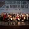 Ganadores y equipos premiados del 24º Festival Internacional de Cine de Morelia reunidos en el escenario con sus diplomas
