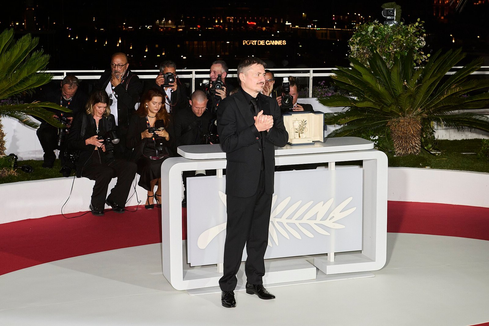 Cristian Mungiu con la Palma de Oro de Fjord en Cannes 2026