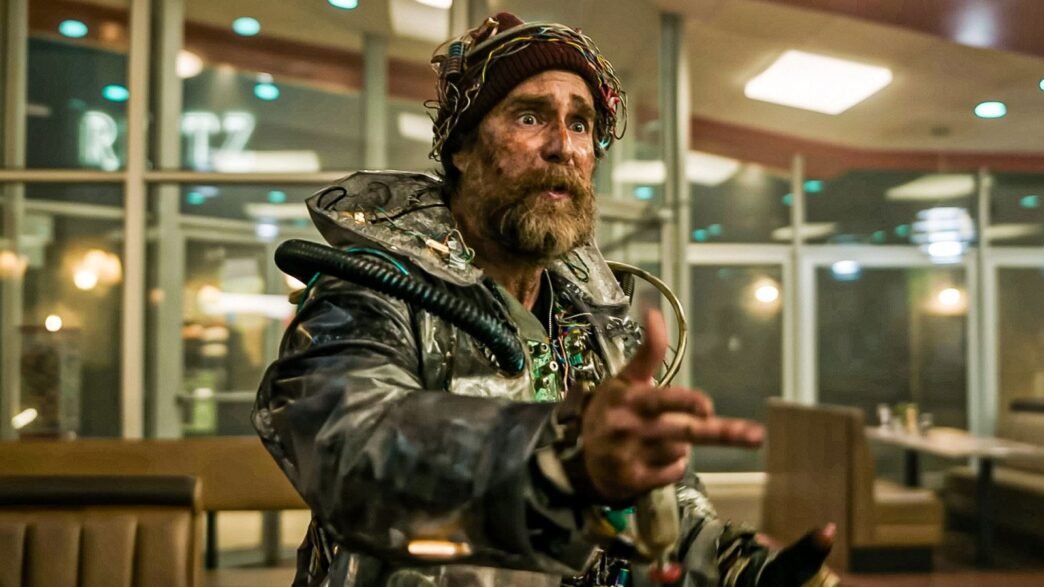 Sam Rockwell con un traje improvisado lleno de cables en una cafetería