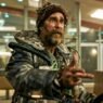 Sam Rockwell con un traje improvisado lleno de cables en una cafetería