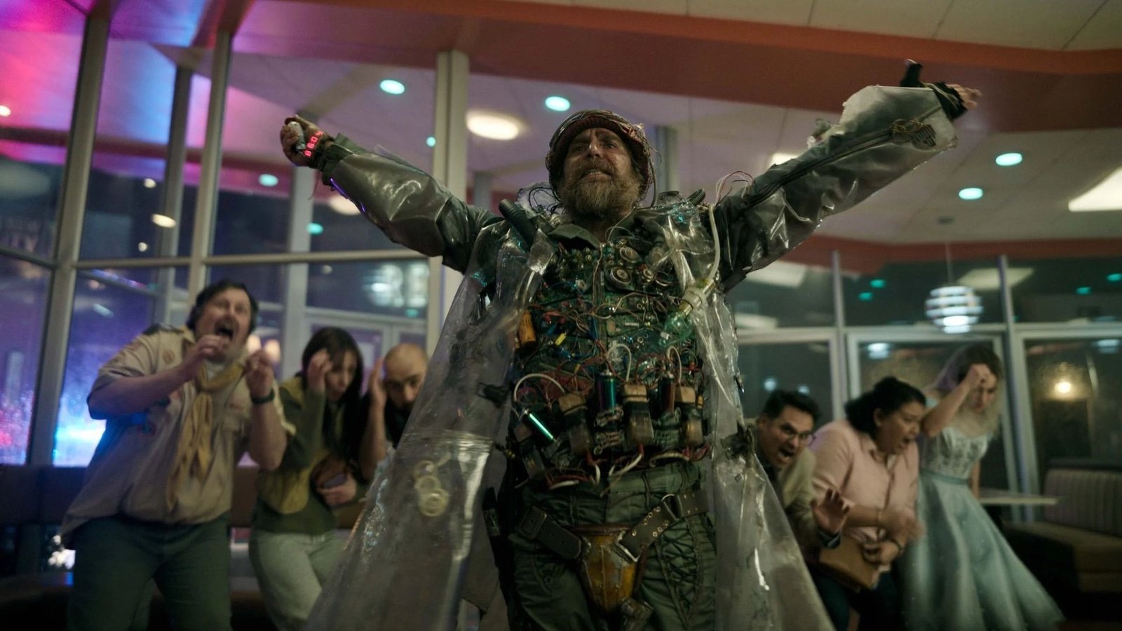 Sam Rockwell con un traje improvisado lleno de cables en una cafetería