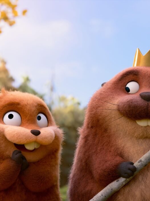 Dos castores animados con una corona entre hojas amarillas en Hoppers