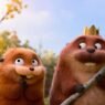 Dos castores animados con una corona entre hojas amarillas en Hoppers