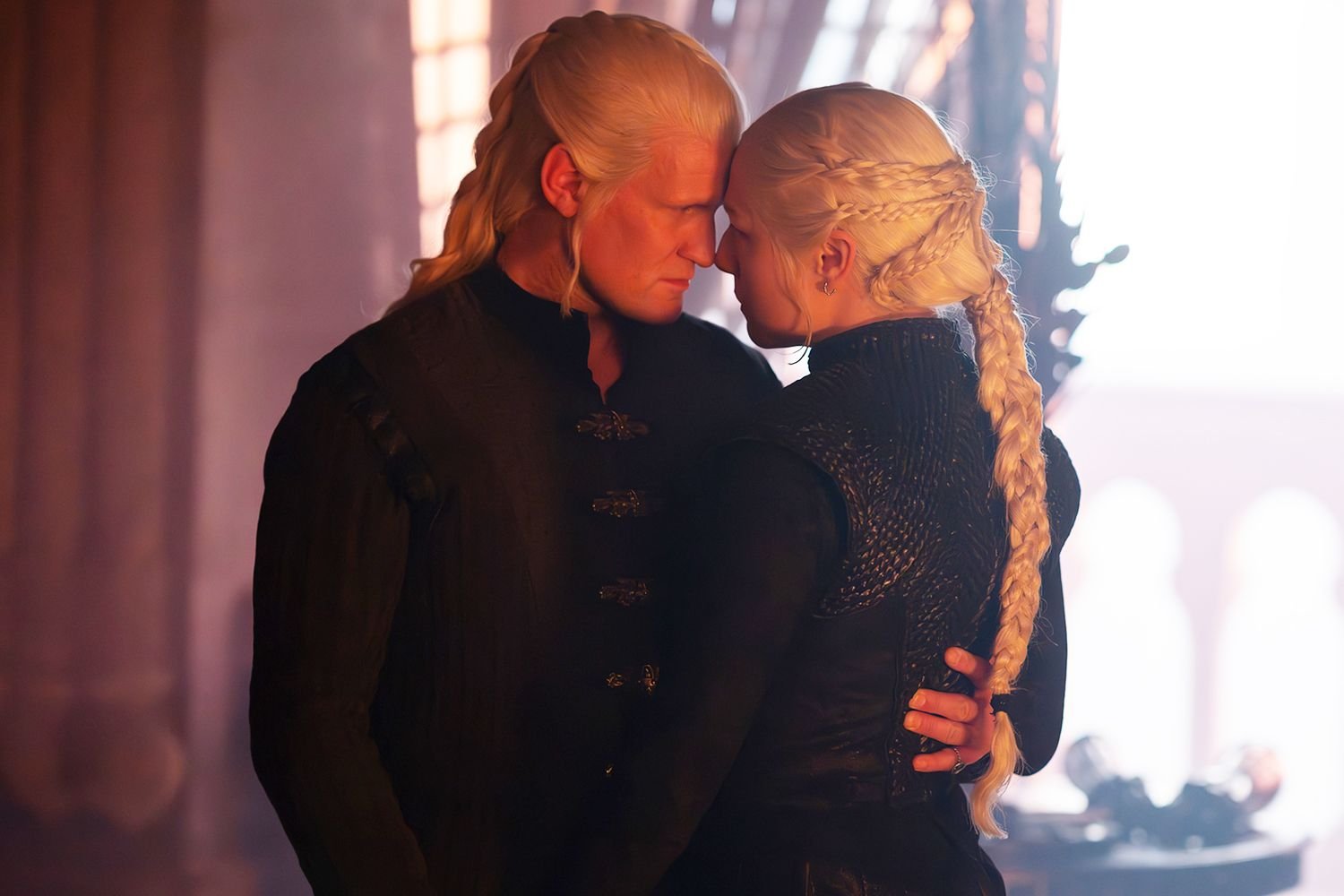Daemon y Rhaenyra abrazados en House of the Dragon