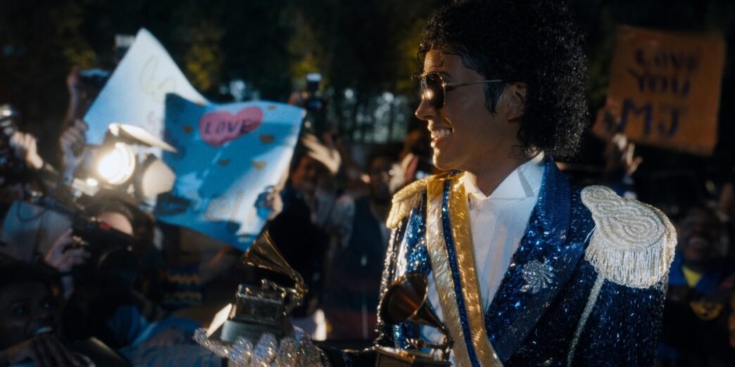 Jaafar Jackson como Michael Jackson sonriendo entre fans con un gramófono de los Grammy