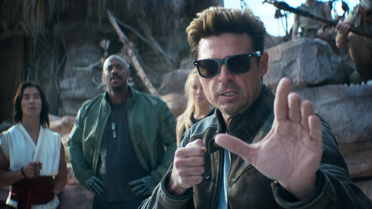 Karl Urban como Johnny Cage con lentes oscuros en Mortal Kombat II