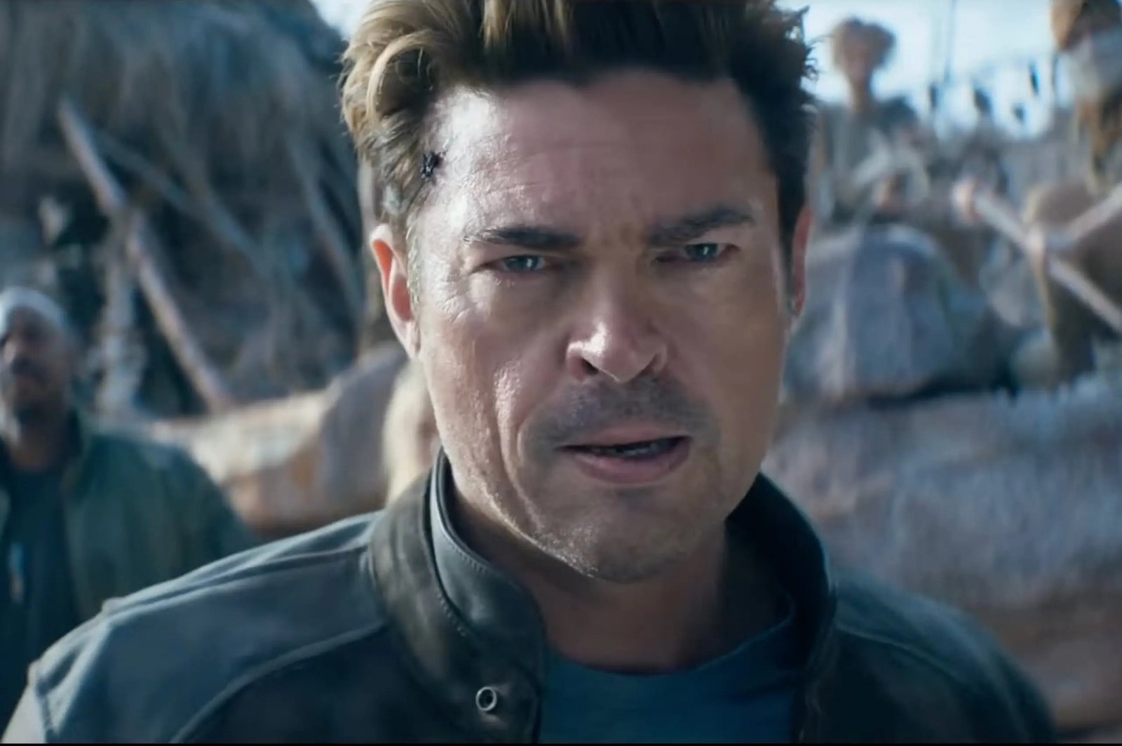 Karl Urban como Johnny Cage en primer plano