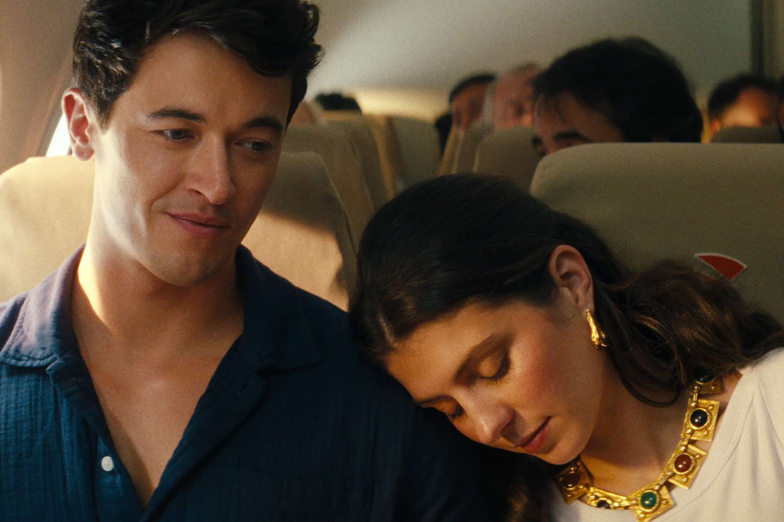 Emily Bader y Tom Blyth en un avión en People We Meet on Vacation