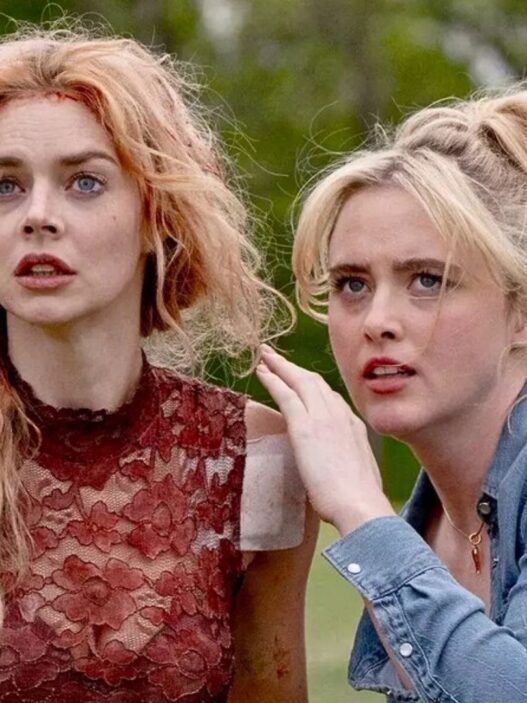 Samara Weaving y Kathryn Newton con ropa manchada de sangre en un jardín