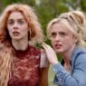 Samara Weaving y Kathryn Newton con ropa manchada de sangre en un jardín