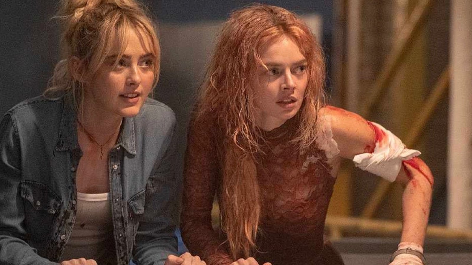 Samara Weaving y Kathryn Newton asustadas en una escena de la película