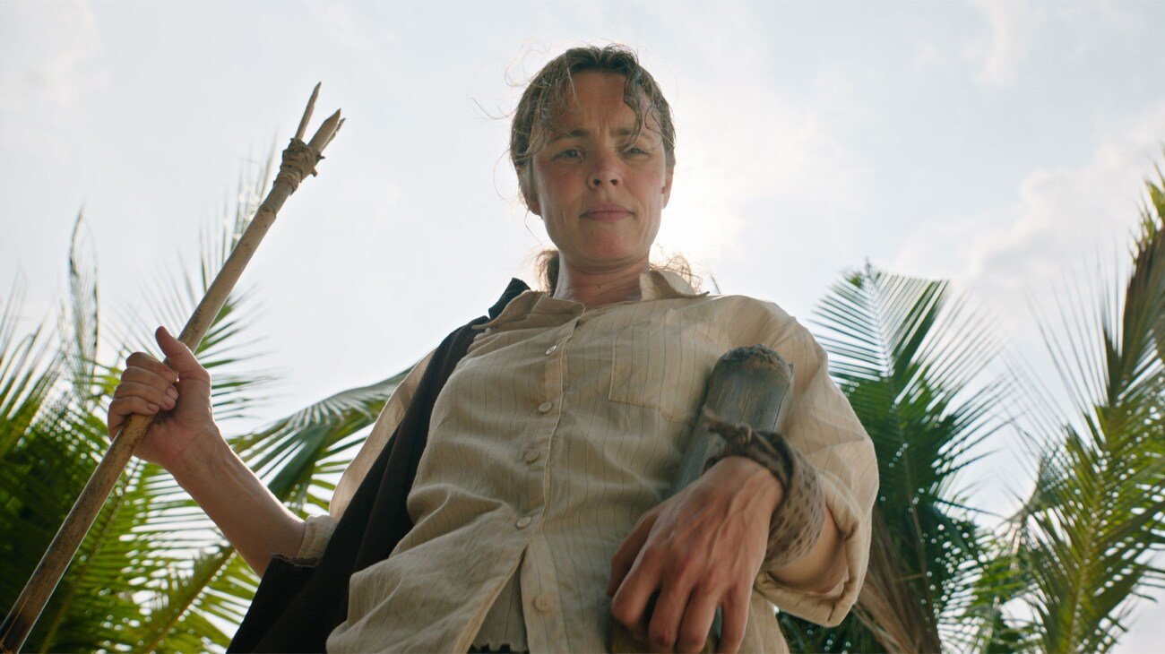 Rachel McAdams con una lanza y ropa improvisada en la isla de Send Help