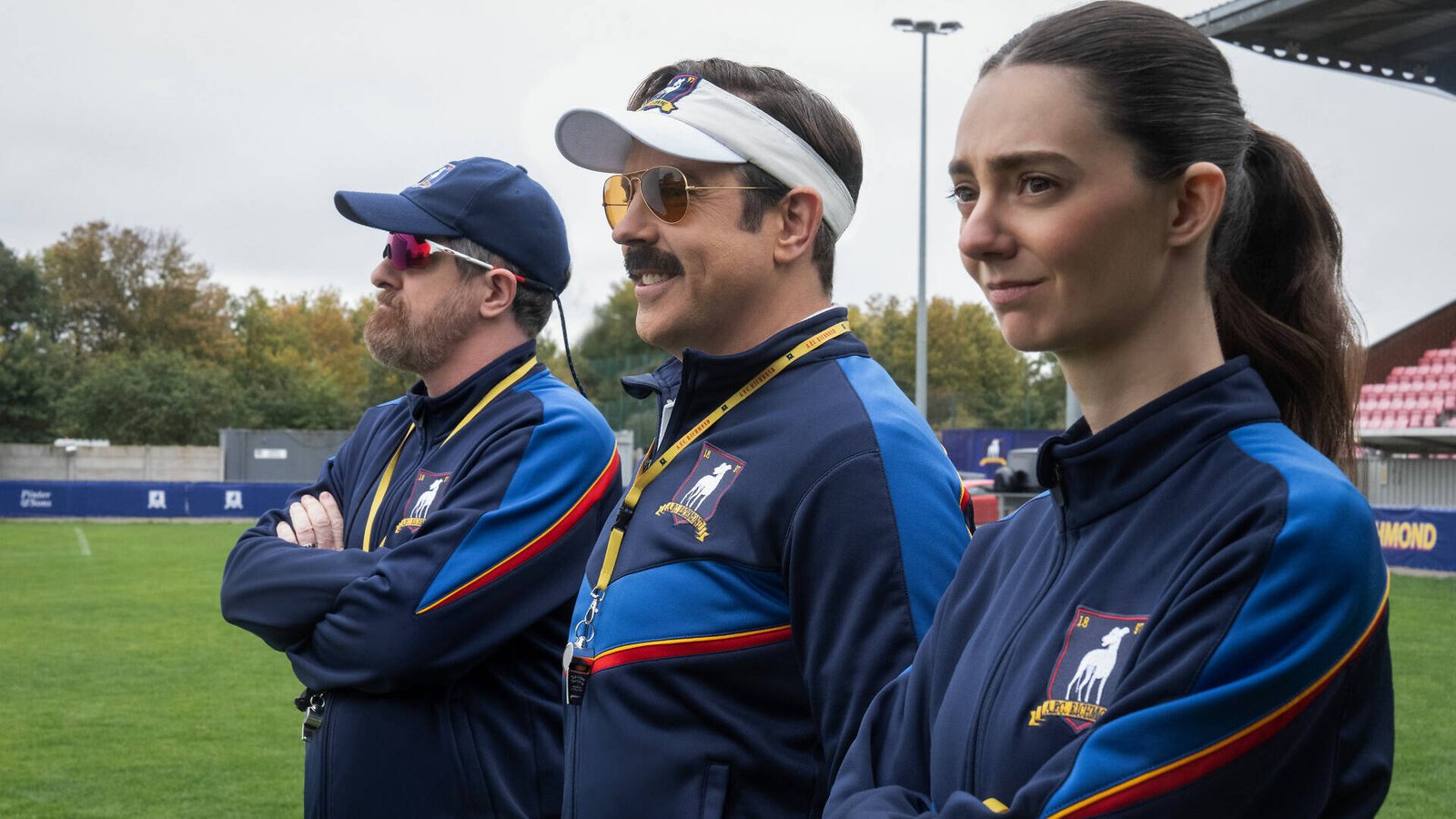 Brendan Hunt, Jason Sudeikis y Tanya Reynolds como el cuerpo técnico del equipo femenino del A.F.C. Richmond