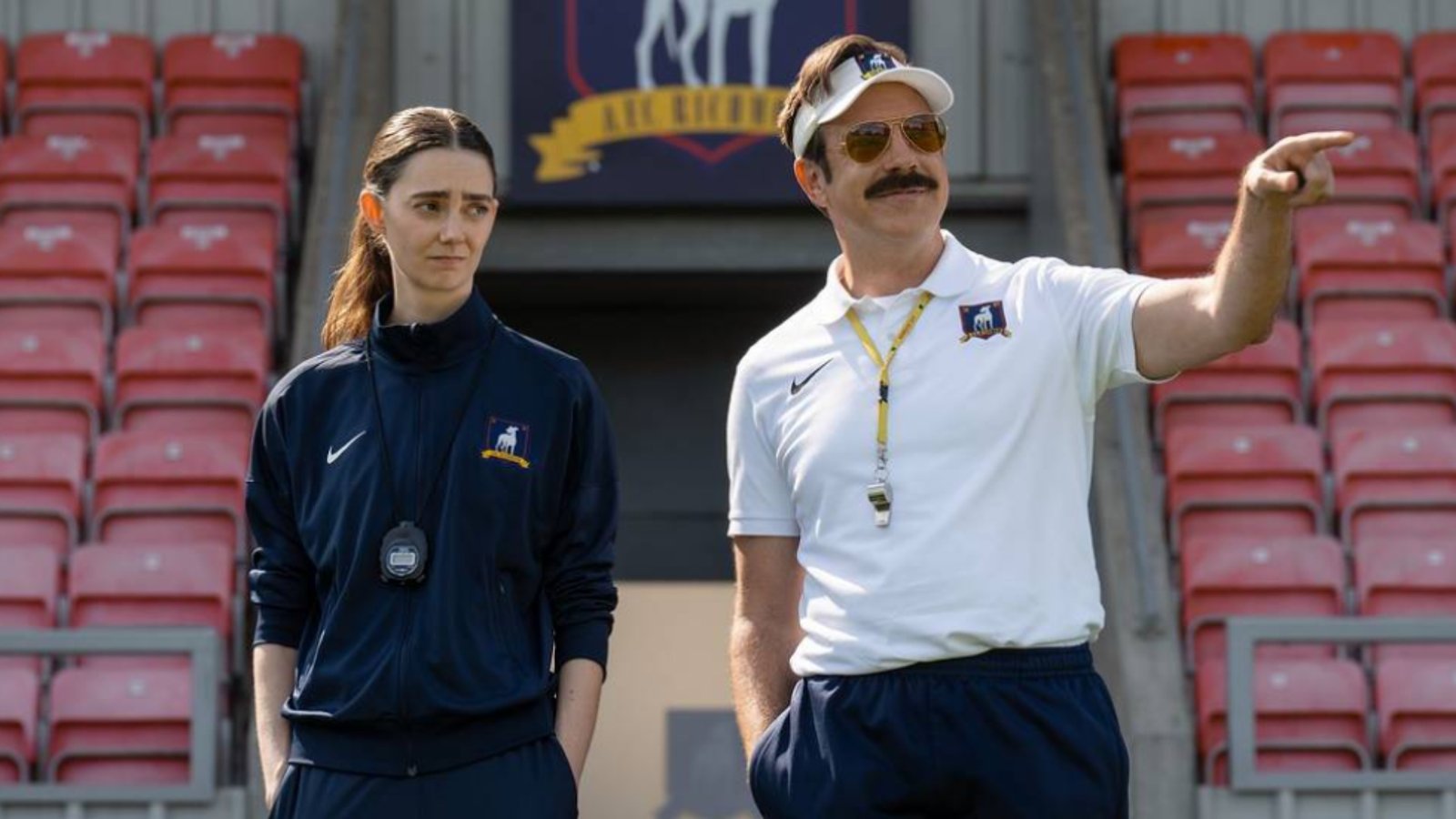 Jason Sudeikis como Ted Lasso junto a Tanya Reynolds como Alice Chilton en las gradas del estadio