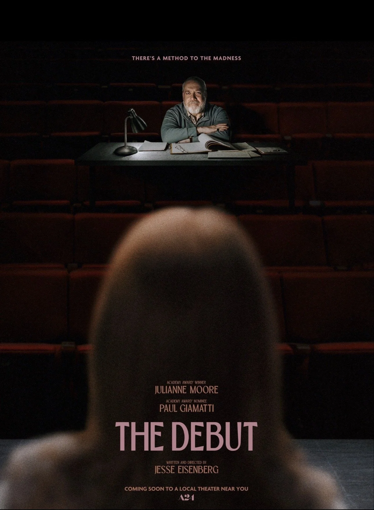 Póster de The Debut: el director sentado en un teatro vacío frente a una silueta borrosa en primer plano