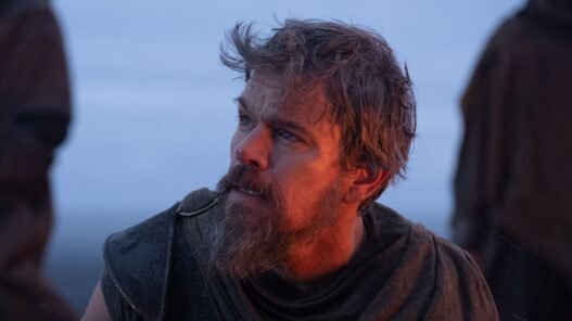 Primer plano de Matt Damon como Odiseo al atardecer en The Odyssey