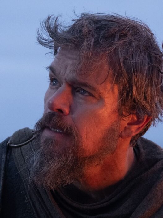 Primer plano de Matt Damon como Odiseo al atardecer en The Odyssey