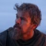 Primer plano de Matt Damon como Odiseo al atardecer en The Odyssey