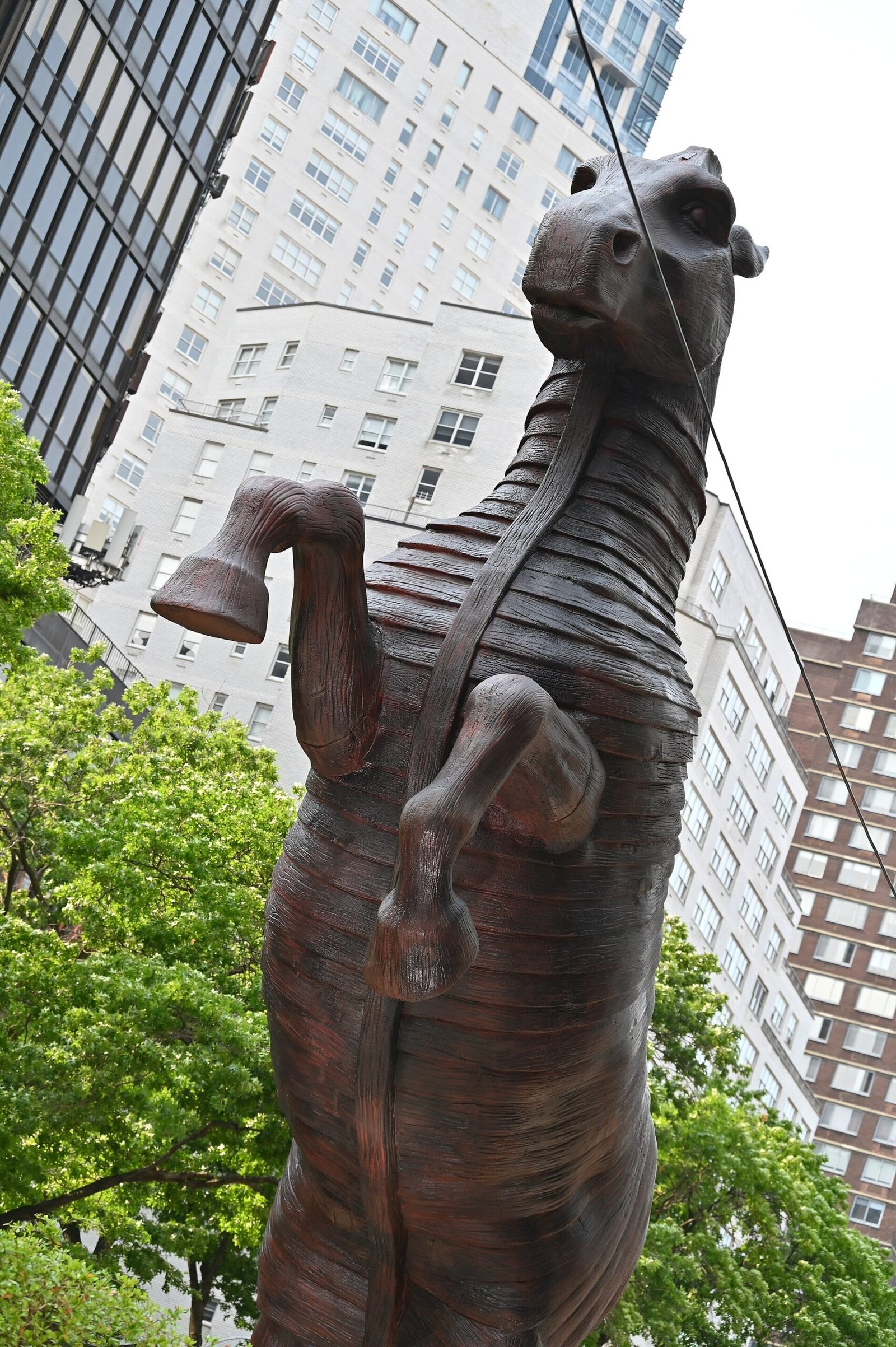 Caballo de madera exhibido en el estreno de The Odyssey en Nueva York