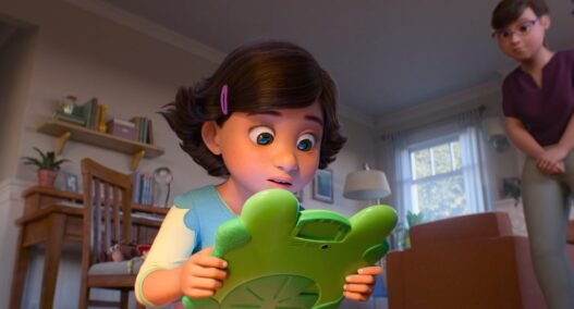 Bonnie sorprendida sosteniendo Lilypad, una tableta verde con forma de rana, en Toy Story 5