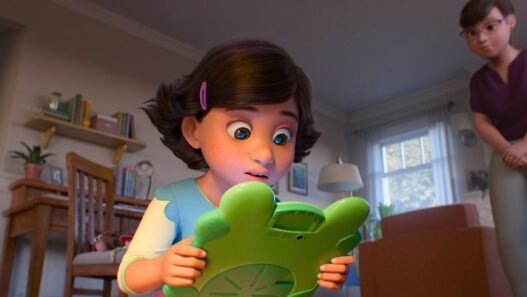 Bonnie sorprendida sosteniendo Lilypad, una tableta verde con forma de rana, en Toy Story 5