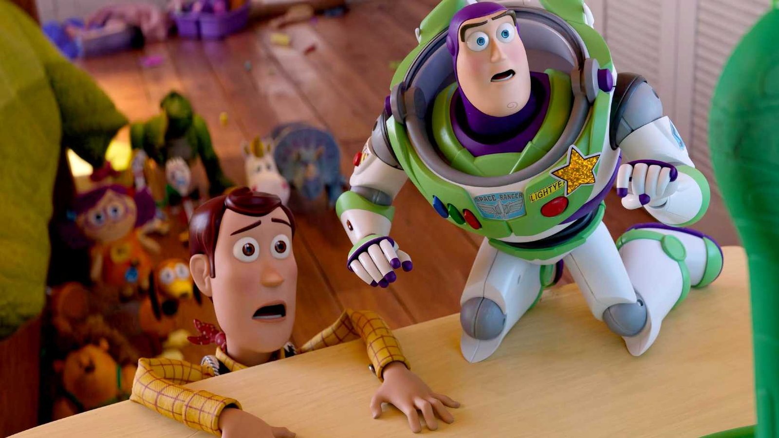 Woody y Buzz Lightyear sorprendidos en Toy Story 5