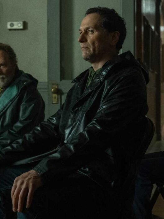 Stephen Root, Matthew Rhys y Kate O'Flynn sentados en un pasillo en Widow's Bay
