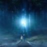Dos niños de espaldas sobre unas vías de tren frente a un bosque envuelto en niebla azul y una luz brillante