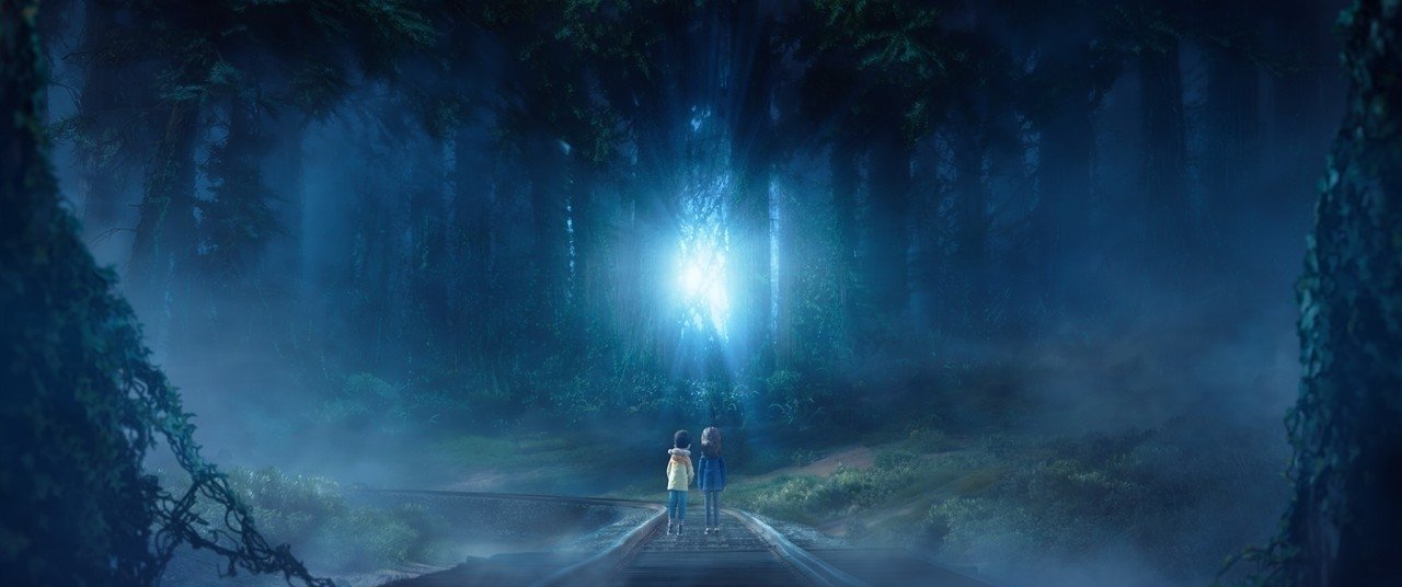 Dos niños de espaldas sobre unas vías de tren frente a un bosque envuelto en niebla azul y una luz brillante